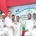 মার্কেন্টাইল ব্যাংকের প্রথম হজ ফ্লাইটের যাত্রীদের মধ্যে উপহারসামগ্রী হস্তান্তর