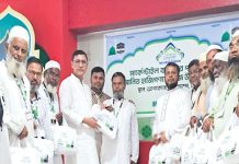 মার্কেন্টাইল ব্যাংকের প্রথম হজ ফ্লাইটের যাত্রীদের মধ্যে উপহারসামগ্রী হস্তান্তর