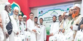 মার্কেন্টাইল ব্যাংকের প্রথম হজ ফ্লাইটের যাত্রীদের মধ্যে উপহারসামগ্রী হস্তান্তর